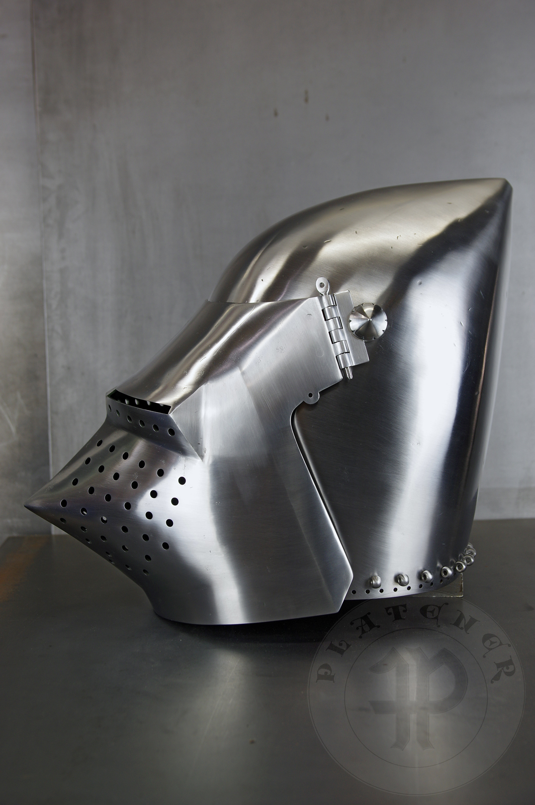 Visored bascinet based on example from Le Landeron in Switzerland, circa 1380-1400. Material: 2 mm steel with 0,3 % carbon. Heat treatment: hardened and tempered up to 34 HRC. Weight 4,090 kg / Przybica starszego typu tzw. psi pysk wzorowana na oryginale z Le Landeron w Szwajcarii, datowana na 1380-1400 rok. Materia: stal 2 mm o zawartoci wgla 0,3%. Hartowany i odpuszczany do 34 HRC. Waga 4,090 kg.
